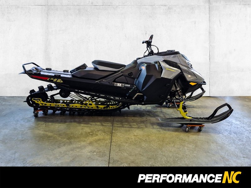 Motoneige SKI-DOO SUMMIT ADR w/ EDGE Pkg 146 850 E-TEC PowderMax FlexEdge 2.5'' SHOT 2026